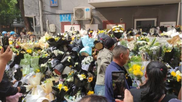 日前李克强位于安徽合肥的故居出现络绎不绝的悼念人潮。(图片来源:网络截图)