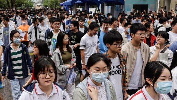 中国“90后”年轻人,湖北武汉刚参加完2023年高考的学生。(图片来源:Getty Images)
