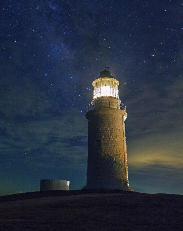 夜空下的东犬灯塔。(以上图片均来源:翻拍)