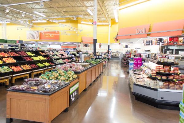 超市里的东西不仅种类齐全,而且经常会有优惠。