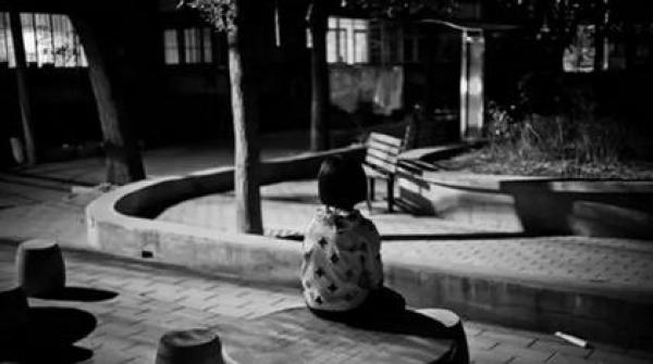 过份懂事的孩子,可能缺温暖或者 “ 爱 ” 。(图片来源:网络截图)