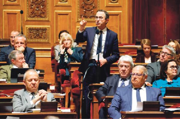 参议院共和党小组主席赫泰约在参议院审议新移民法案时发言。(LUDOVIC MARIN/AFP via Getty Images)