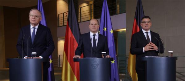 11月6日下萨克森州州长韦尔(左)、总理肖尔茨(中)和黑森州州长莱茵(右)向媒体发表讲话。(Sean Gallup/Getty Images)