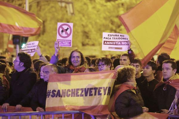 示威者举着写有“西班牙不会向叛徒付钱”的标语。(PIERRE-PHILIPPE MARCOU/AFP via Getty Images)