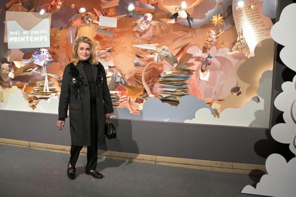 巴黎春天百货2023年的“书信圣诞橱窗”,法国女演员丹妮芙出席圣诞橱窗揭幕仪式。(MIGUEL MEDINA/AFP via Getty Images)