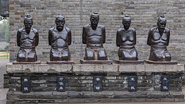 跪在岳飞像前的罪人铁像。(网络图片)