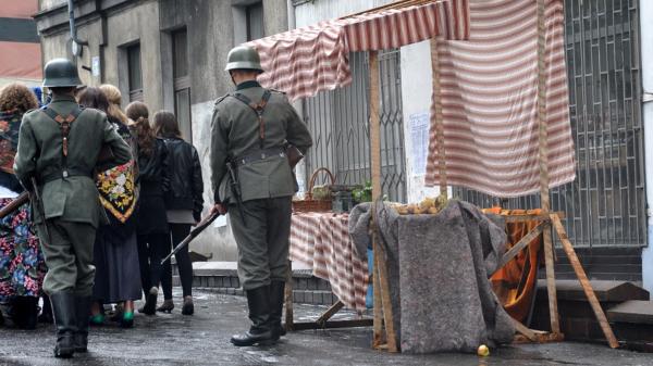 二战时期的德国军人驱赶犹太人。(Adobe stock)