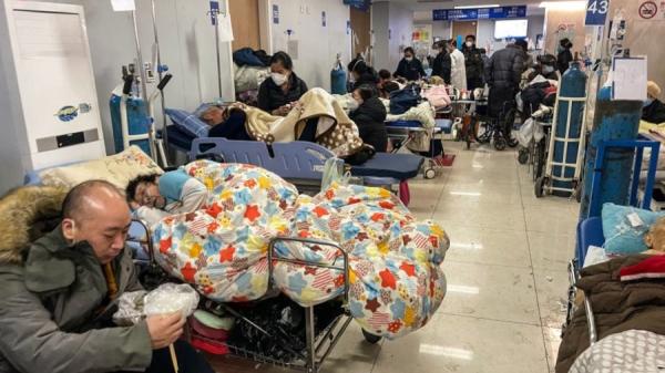 2022年1月3日上海同仁医院门诊走廊里躺满武汉肺炎患者。(图片来源:Getty Images)