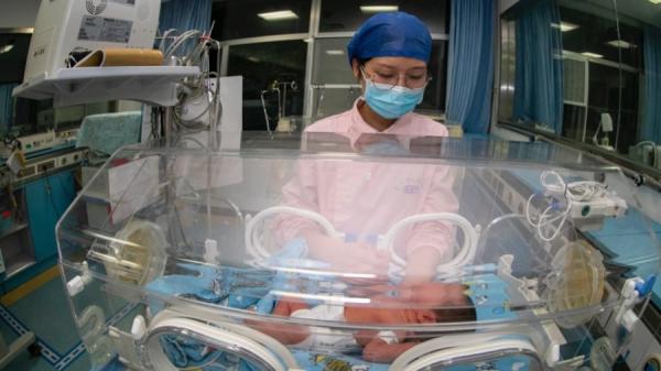 2022年5月12日浙江台州一家医院护士在照顾新生儿。(图片来源:Getty Images)