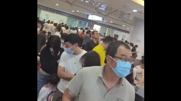 9月23日凌晨的上海儿童医院支爆满。(图片来源:视频截图)