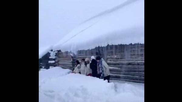 哈尔滨大雪后,市民走出家门。(图片来源:视频截图)