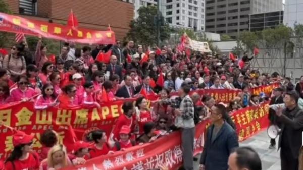 受雇 “ 欢迎 ” 习近平访美的小粉红们。(图片来源:网路截图)