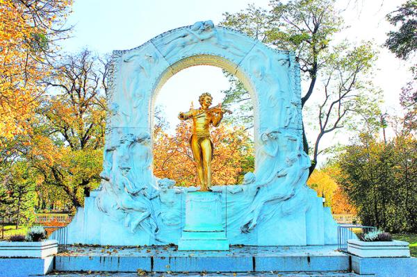 维也纳市立公园的小约翰•施特劳斯像 (GRAYSWOODSURREY/WIKI/CC BY-SA)