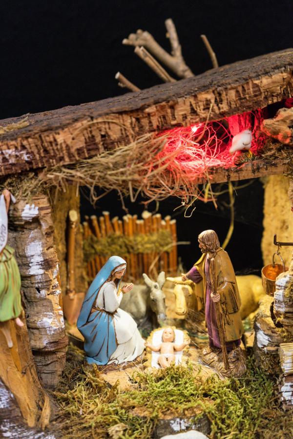 圣诞节期间,法国很多市镇都有重现耶稣诞生场景的装饰。(123FR)