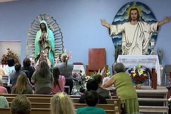 宗教界认为,圣像流泪是神在为世人承受罪过,并且警示于人。(图片来源:视频截图)