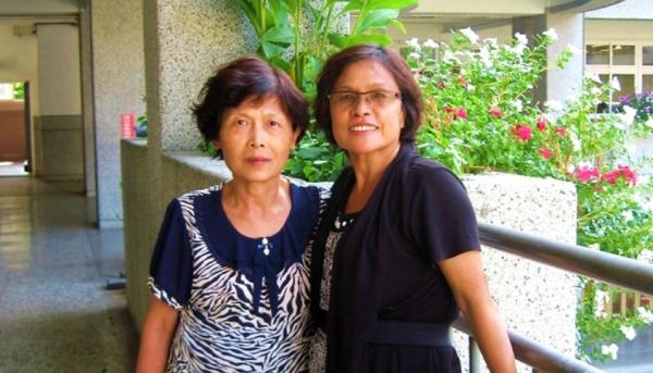 红斑狼疮患者彩铭(左)和曾照顾她的看护赖女士合影。(图片来源:网络截图)