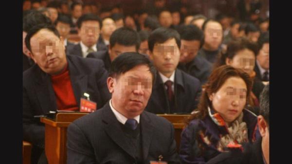 官员开会时看手机、涮视频、睡觉。(图片来源: 网络图片)