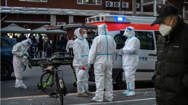 疫情高发,救护车紧急把患者送下车 (图片来源:Getty Images)