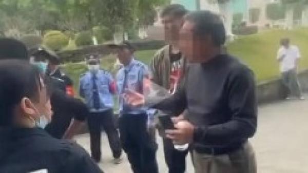 广州松田职业学院一名学生校内病亡家属讨说法。(图片来源:视频截图)