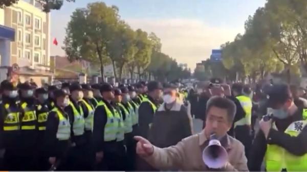 【看中国2023年12月18日讯】(看中国记者李木子综合报导)中国社会乱象频频,各种民众抗争事件层出不穷。网传,12月17日,上海浦东新区新场镇大批居民因当局要在居民楼、学校等地附近建垃圾处理场,引发当地居民群起抗议,期间与警察发生冲突,有居民喊“警察打人啦”。 12月17日“干净世界”上一则视频引发关注,上海浦东新区新场镇,因当地拟建垃圾场,但选址周边有居民楼、商圈、幼儿园、小学,也有河流和耕地等,引发当地民众抵制。12月17日下午2点,大批居民前往当地信访办聚集示威,进行抗议,他们冲现场警察高喊“为人民服务”,随后爆发冲突,遭上百警察暴力镇压,居民说警察打人。 视频显示,大批民众聚集“上海信访”门前,现场齐呼口号“还我绿色家园”、“不要垃圾”,也有大批警察出现,民众高呼“为人民服务”。警察冲进人群后,与民众发生肢体冲突,传出一名女子的喊声“警察打人啦”。 除了上海浦东新区新场镇要建垃圾场遭居民抵制,上海普陀区桃浦镇因当局要建垃圾场也遭民众抵制。 12月8日干净世界的另一则视频显示,上海普陀区桃浦镇居民继续抗议区政府在桃浦新建垃圾处理厂,现场聚集大批居民,也来了不少警察,期间一名拍照的年轻男