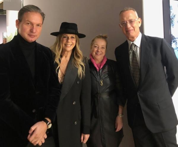 新唐人选美大赛荣誉顾问委员会成员、“ 名流国际 ” 会员亚历山大 • 贾尼克(Aleksander Janik,左一)与好友、好莱坞著名影星汤姆 • 汉克斯(Tom Hanks,右一)及夫人、好莱坞影星兼歌星丽塔.威尔逊(Rita Wilson,左二)在一起。(图片来源:翻拍)