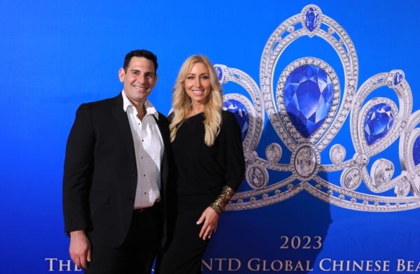 新唐人选美大赛荣誉顾问委员会成员、“ 名流国际 ” 会员杰奎 • 菲利普斯(Jacqui Phillips,右一)携同男友Joseph Rovetto教授作为嘉宾,共同出席选美大赛总决赛,并为获胜者颁奖。(图片来源:翻拍)