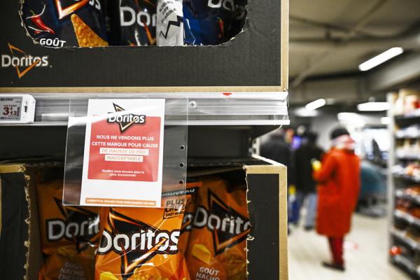 法语书写的不再销售百事产品的告示（JULIEN DE ROSA/AFP via Getty Images）