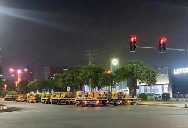 1月17日晚间,有多辆拖车出现在东莞寮步汽车城门口,将广东永奥4S店的商品车拖走。