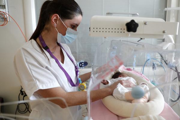 2023年法国出生了67.8万名婴儿,比上年下降6.6%,创下了第二次世界大战以来的最低记录。(PASCAL POCHARD-CASABIANCA/AFP via Getty Images)