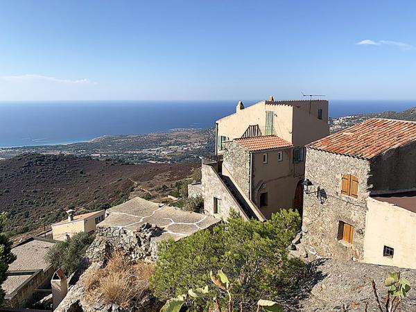 从圣安东尼奥小镇眺望大海(Chabe01/Wikipedia/CC BY-SA 4.0)