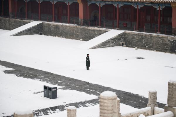 大雪后,一名军警在北京故宫执勤。(FRED DUFOUR/AFP via Getty Images)