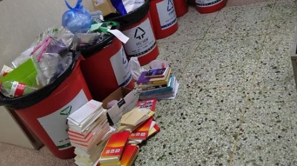 在哈尔滨工程大学校园内习近平“著作”被扔垃圾桶。(图片来源:网路截图)