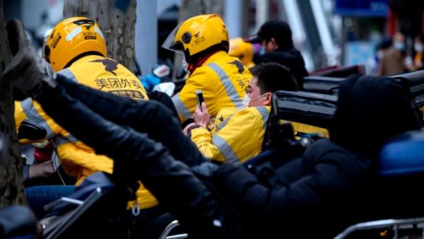 近日一则 “ 38岁211毕业男子被裁瞒着妻子送外卖 ” 的话题引起社会关注。示意图。(图片来源:NOEL CELIS/AFP via Getty Images)