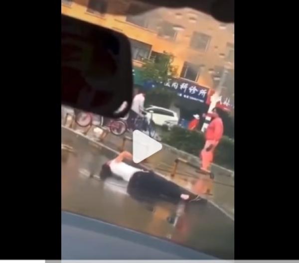 这名正在走路的白衣女子突然倒地抽搐。(图片来源:网路截图)