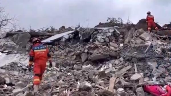 云南昭通一村庄凌晨突发山体滑坡致18户房屋被埋。(图片来源:视频截图)