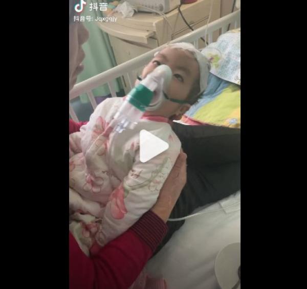 一名约6、7岁的女孩突然昏迷。(图片来源:网路截图)