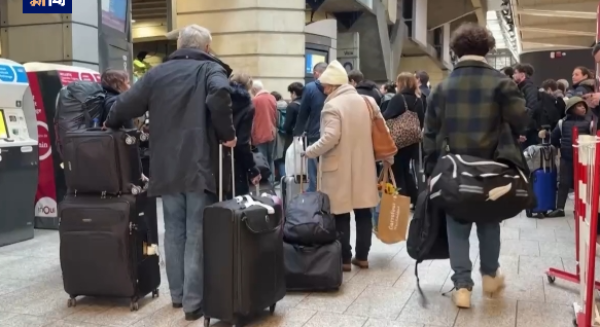 法国国家铁路公司的检票员开始举行罢工,要求提高薪酬和改善工作环境。从16日一直持续到18日晚上。(图片来源:网络截图)