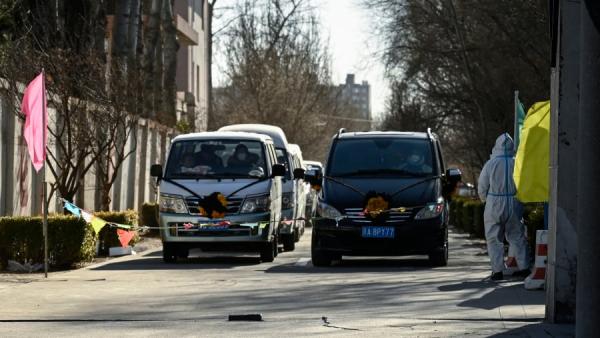 2022年12月22日COVID-19大流行期间,北京一家火葬场排长龙。(图片来源:Getty Images)