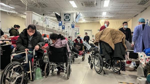 2023年1月3日北京一家医院急诊室COVID-19患者输液。(图片来源:Getty Images) 【看中国2024年2月16日讯】(看中国记者李木子综合报导)中国传统新年刚过,大陆新冠(COVID-19)疫情加剧,官方承认本土病例中JN.1变异株已成为优势流行株。大陆社交平台抖音上,不少网民反映“春节”期间罹患新冠,出现“刀片嗓”,甚至“全家阳了”。 大陆短视频平台抖音上2月16日的一则视频中,博主建议正月尽量不走亲戚、不拜年,因为“新冠JN.1来了”,其身边不少人又阳了。博主表示,现在“新冠又开始了”,大年假期“会达到高峰”,他身边已有不少人在“春节”期间“中招了”。 该博主表示,其同事2月5日从北京回东北老家过年,在高铁上感染了新冠,6日起同事口干乏力,7日浑身疼且发冷,体温达到39度,一测“阳了”,8日咳嗽刀片嗓,并“把全家人都给传染了”,只有同事爸爸还挺得住,照顾全家3口人,年夜饭就“喝粥”。 博主还讲了其在西双版纳的朋友,年前哥哥从上海、姐姐带孩子从广州赶去过年,其中有2个小孩子感冒也没当回事,年前20几口人天天一起吃饭,结果年前朋友爸爸被感染甚至呼吸困难,到医院一查确诊是新冠,而且已经烧成
