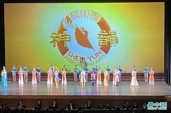 神韵演员在舞台上谢幕(图片来源:黎宜明/看中国摄影)