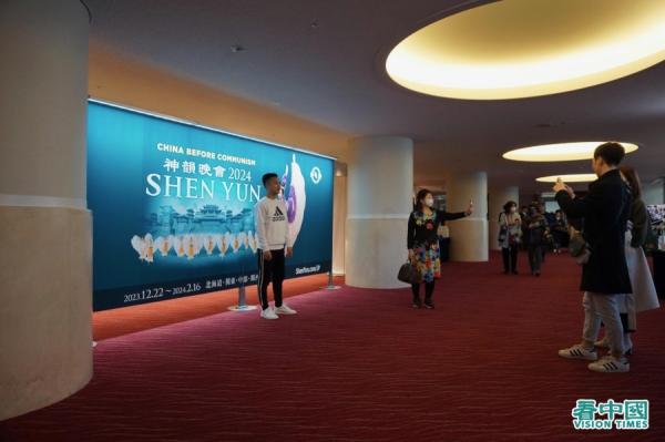 在剧场摄影留念的观众 (图片来源:黎宜明/看中国摄影)