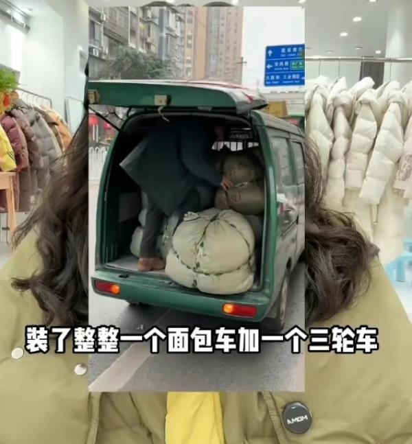 女店主捐赠物资装满1辆面包车和1个三轮车。(图片来源:网路截图)