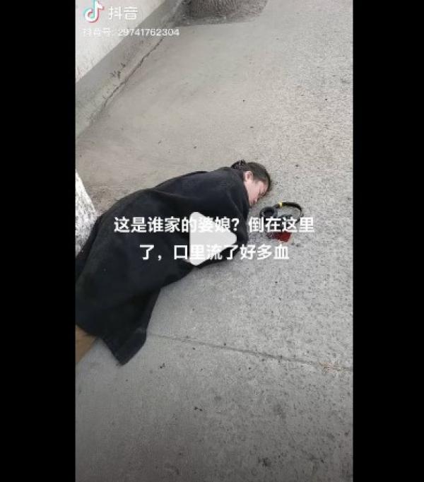 年青女子倒地口里流出好多血。(图片来源:网路截图)