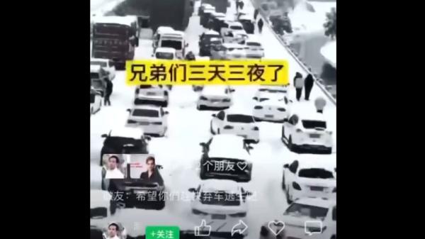 正值过年返乡潮,湖北境内一高速路段堵车已3天3夜。(图片来源:视频截图)