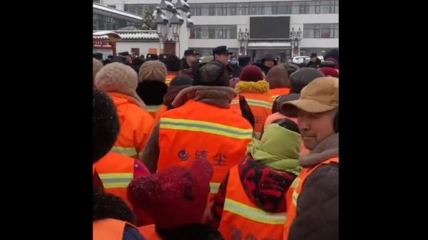 大年即临,河南夏邑大批环卫工人在政府门前讨要工资。(图片来源:视频截图)