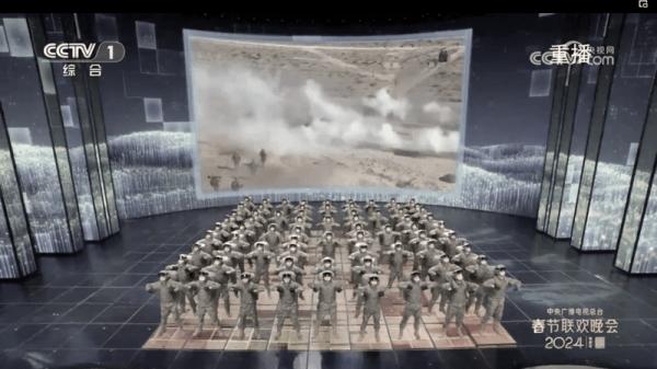 这次“ 春晚 ” 一环节是中共士兵手持步枪表演,与往年风格大相迳庭。(图片来源:视频截图)