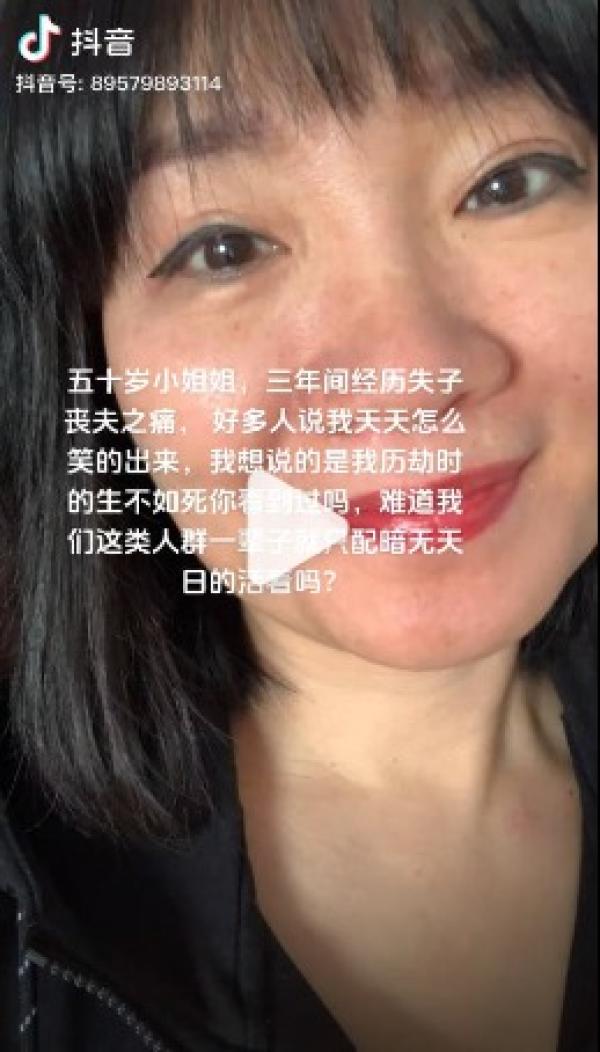 50岁女士的丈夫和孩子3年间都已去世。(图片来源:网路截图)