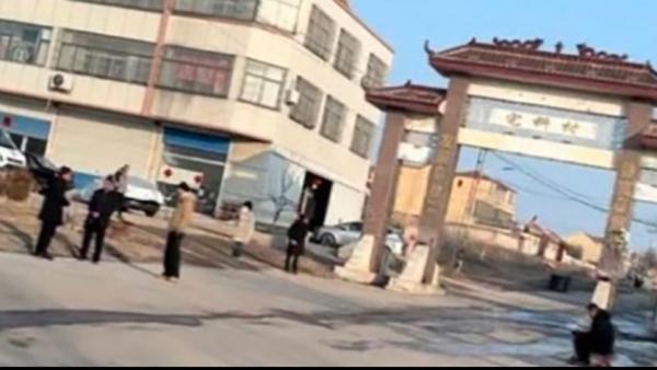 传山东莒县洛河镇宅科村发生特大枪击案,村门有人把守。(图片来源:网路截图)