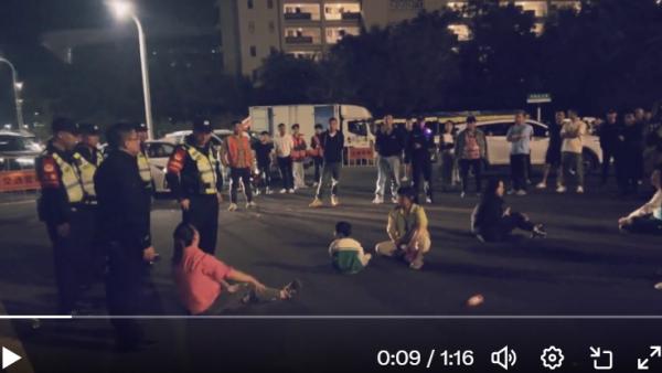 2月14日,海南海口秀英港轮渡码头有游客因抗议买不到轮渡票被警抓走家属堵路抗议。(图片来源:视频截图)