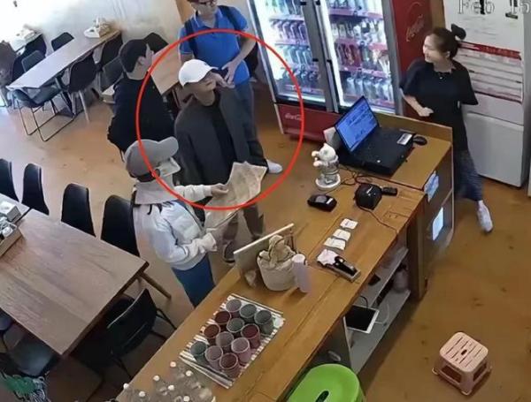 马云最近被网友拍到现身新西兰。(图片来源:微博截图)